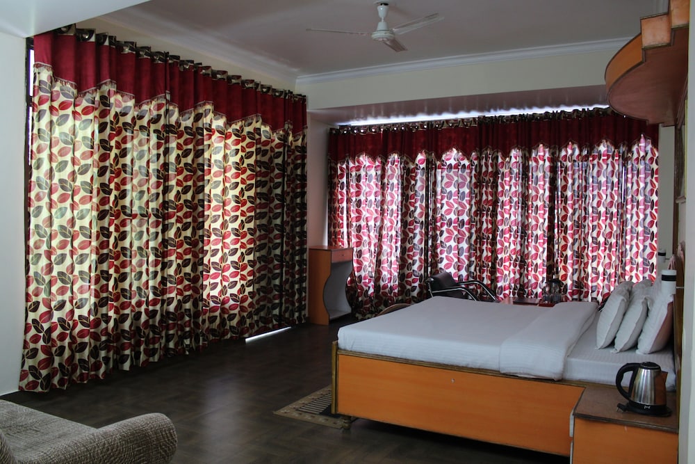 HOTEL PRESIDENT 30/49