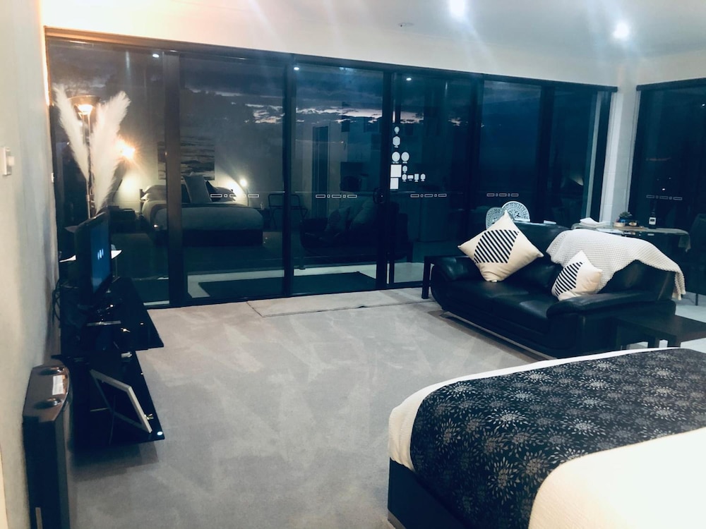 SHEER PLEASURE ACCOMMODATION 27/50