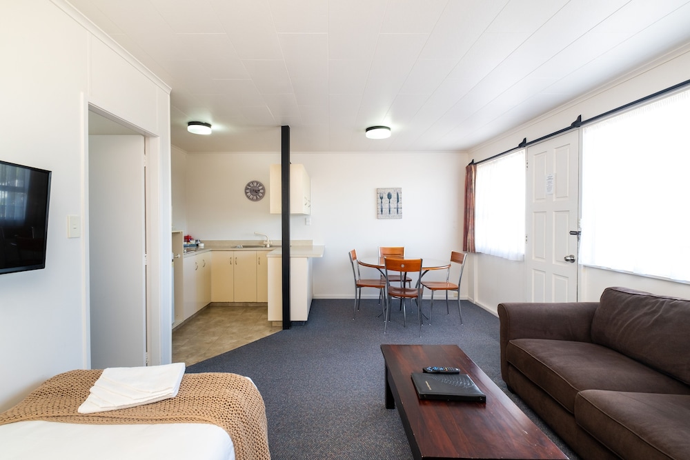 Chevron Motel 50/74