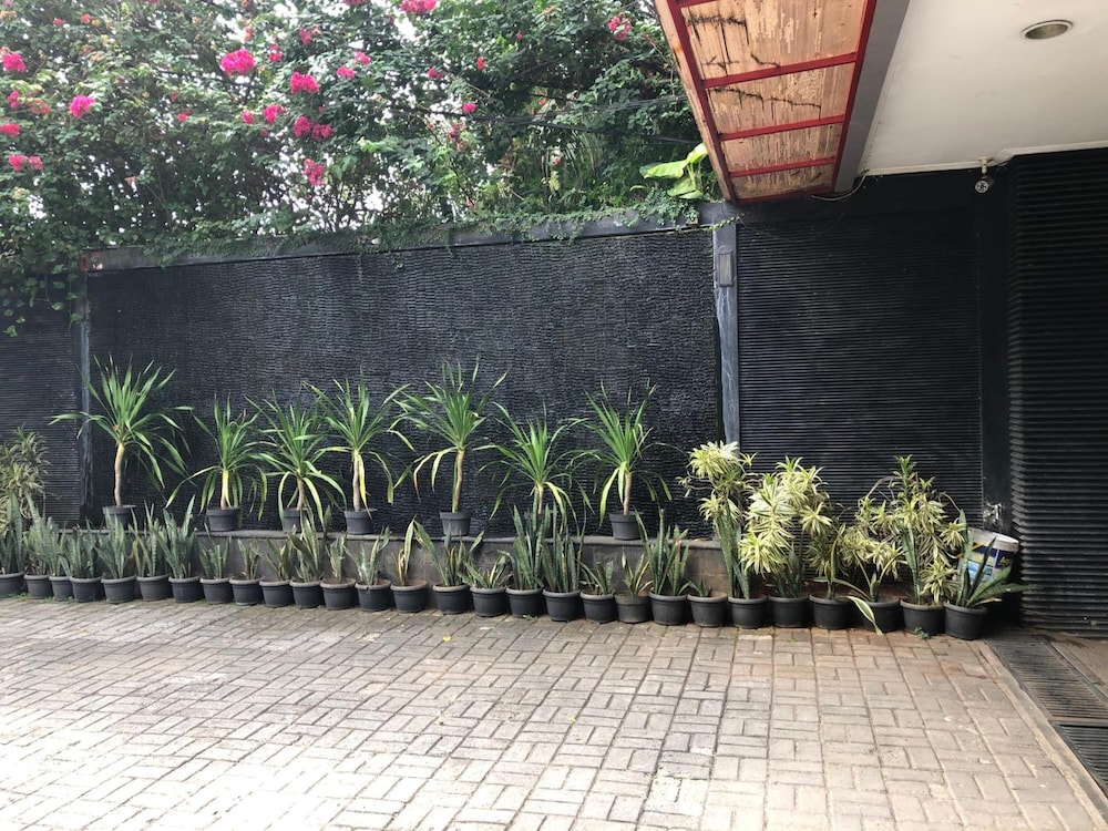 Reddoorz Plus Near Rs Fatmawati 2 26/28