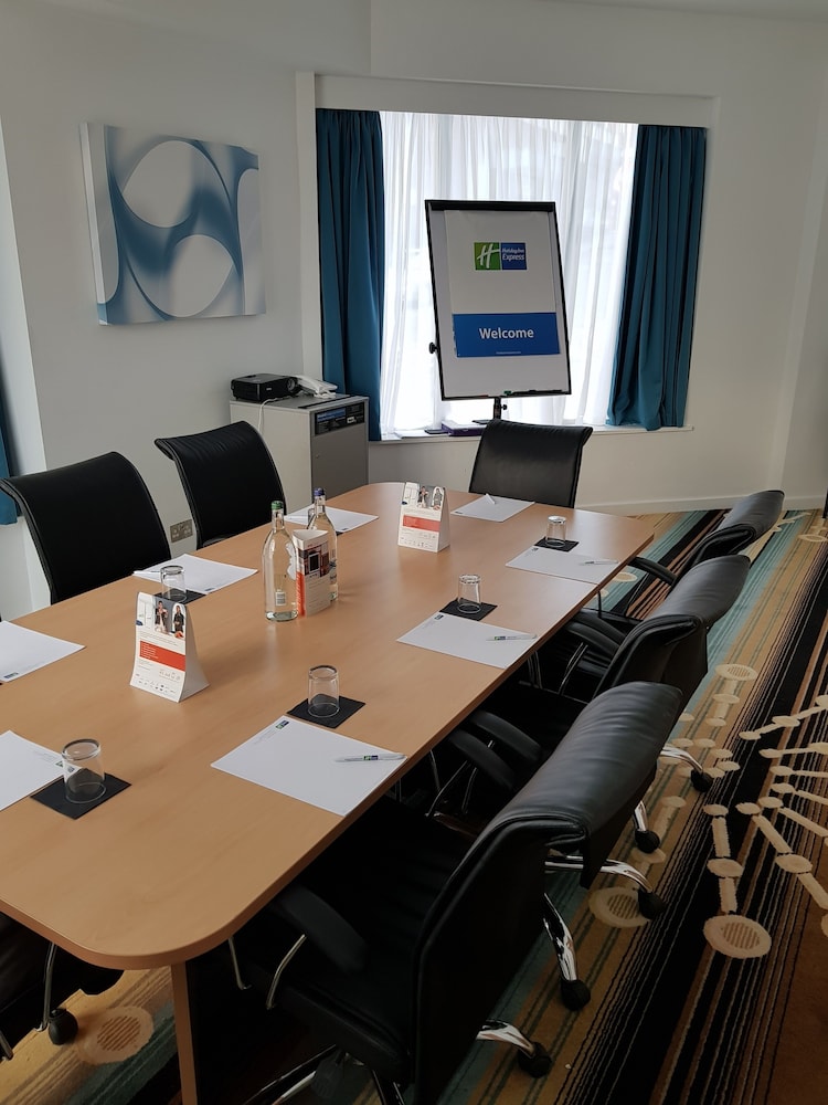 Holiday Inn Express Wakefield 36/48