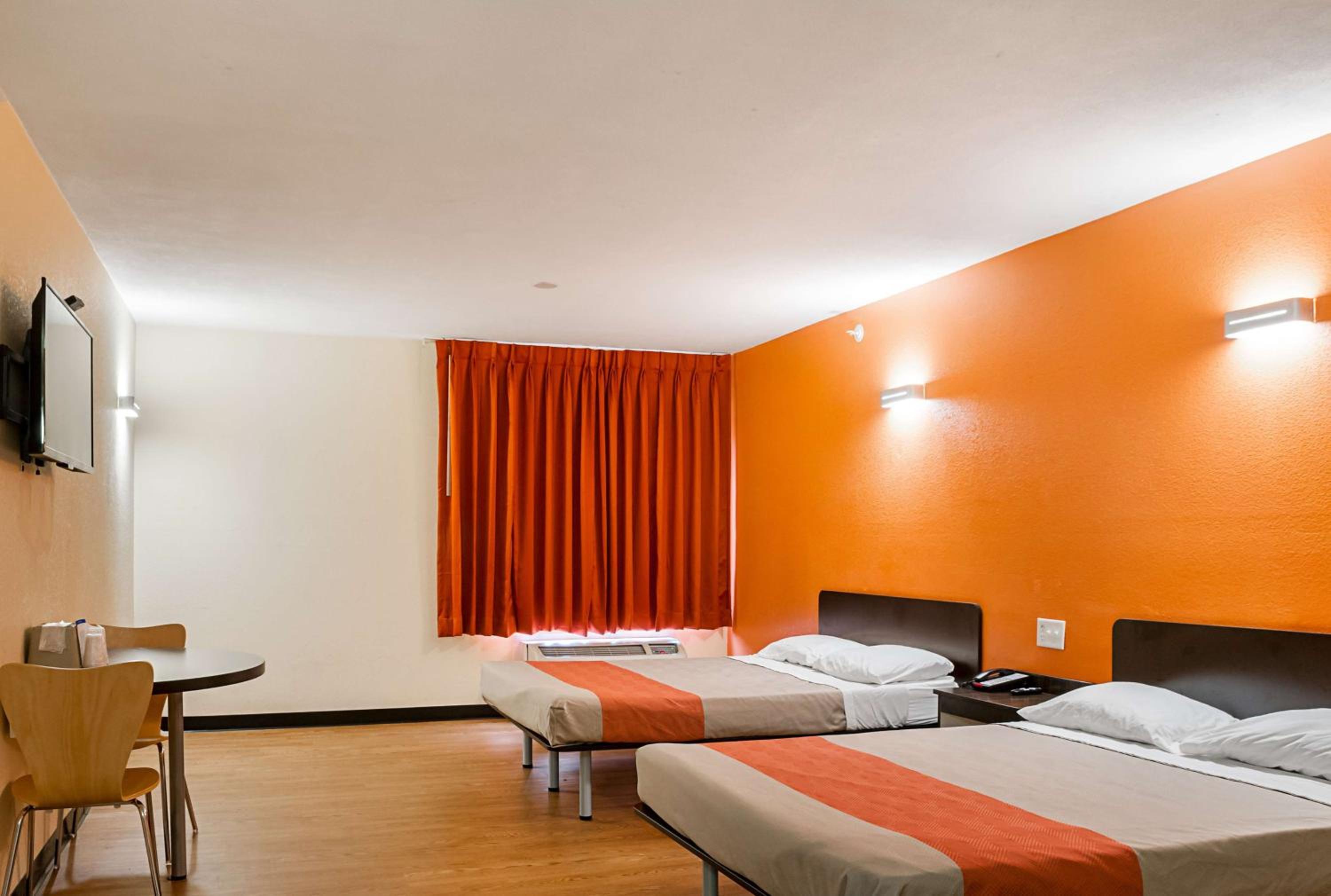 2 Queen Beds - Non-Smoking