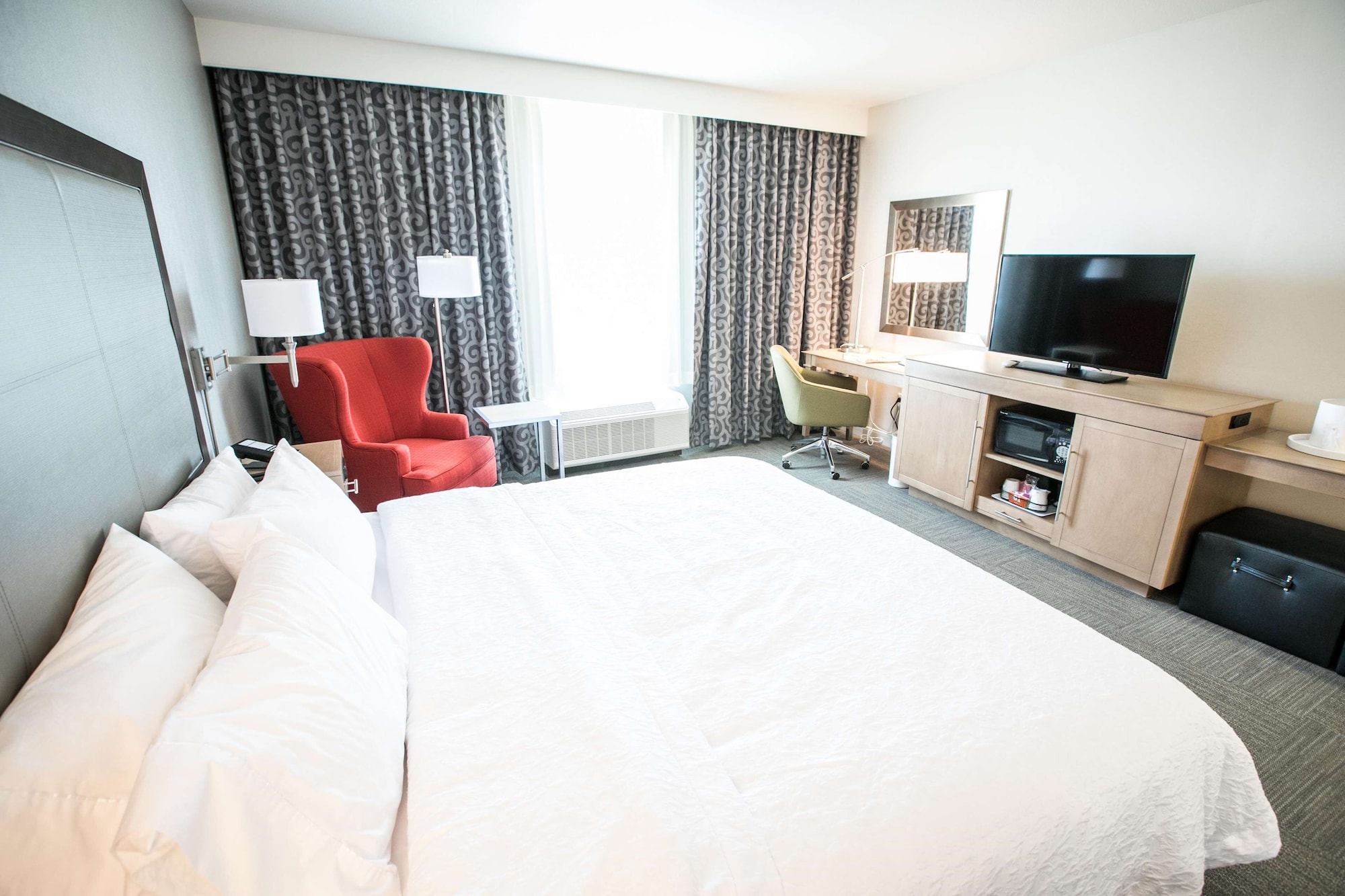SUITE, KING BED, ACCESSIBLE