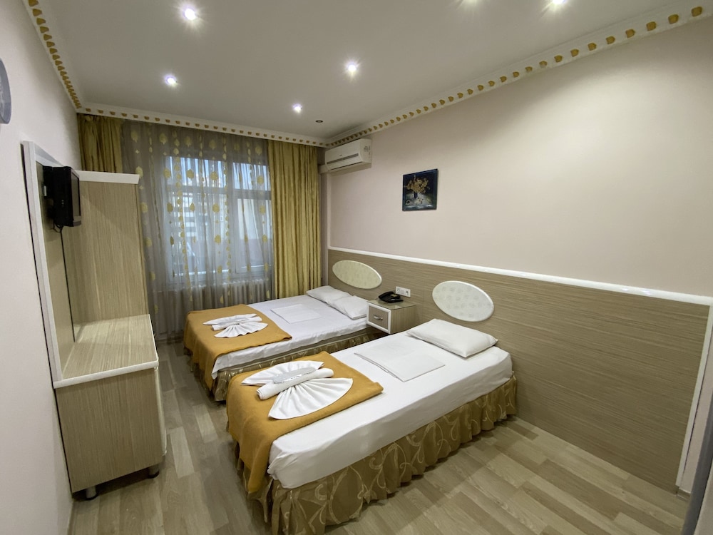 GRAND ORAL HOTEL 12/50