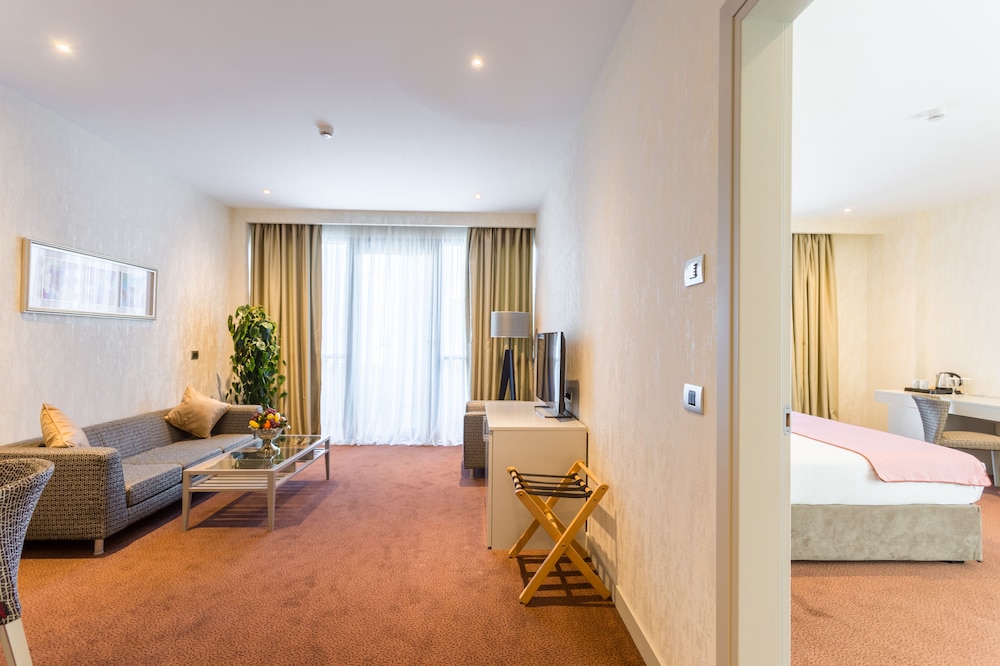 The Grand Gloria Hotel 24/36