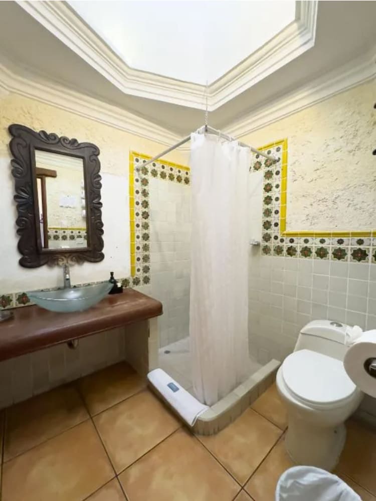 Naif Boutique Hotel & Gallery 67/68
