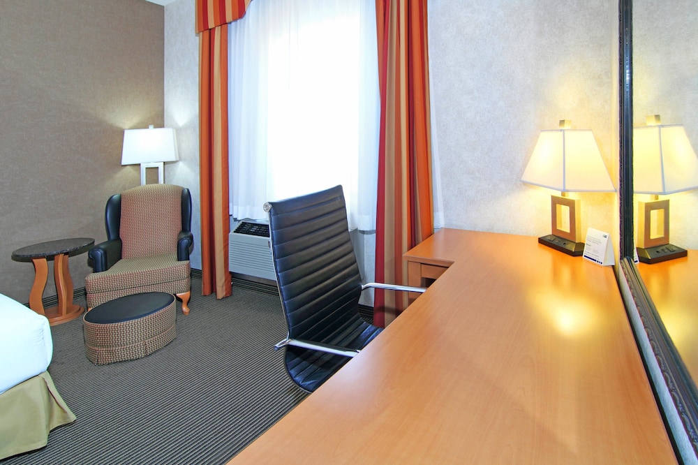 Holiday Inn Express Hotel Suites Calgary South Macleod Trail S 48/73