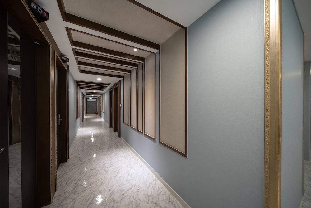 Suwon Symphony Tourist Hotel 35/52