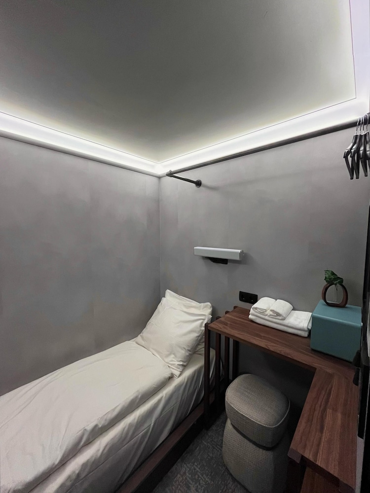 The Hyve Capsule hostel Amsterdam 4/24
