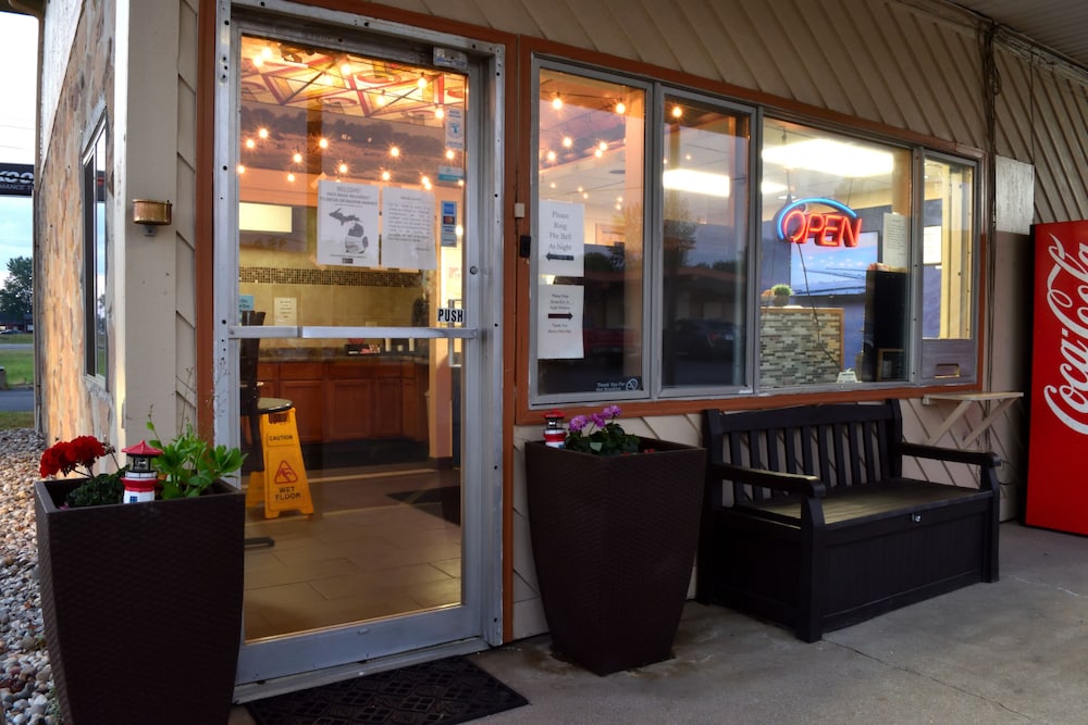 Great Lakes Inn and Suites 9/45