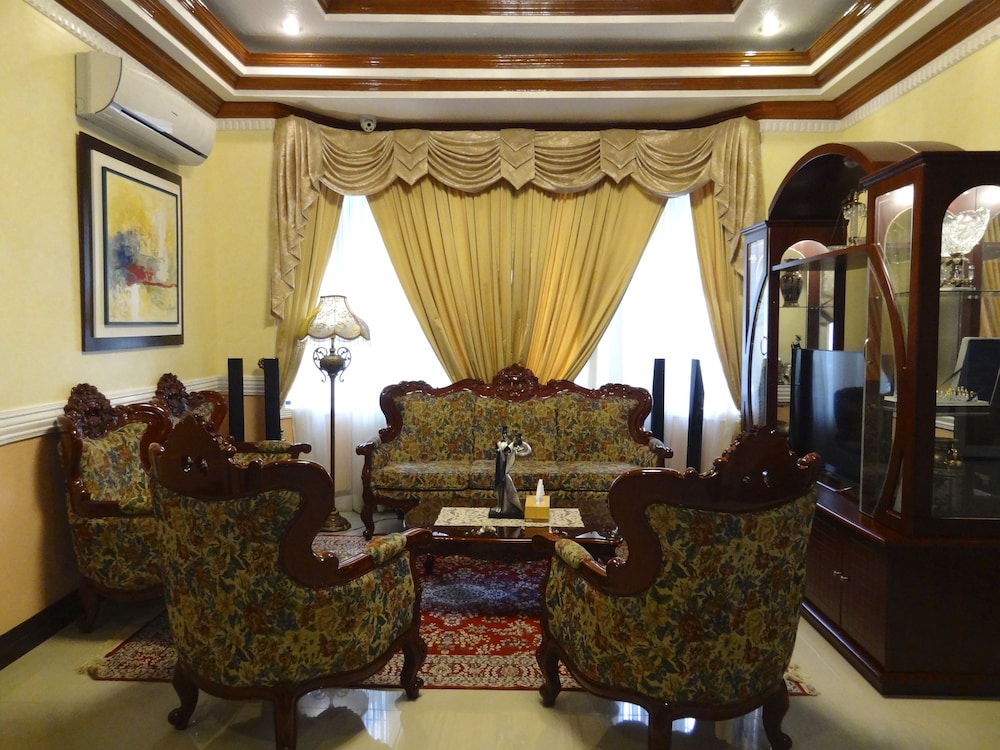 The Executive Villa Inn & Suites 43/60