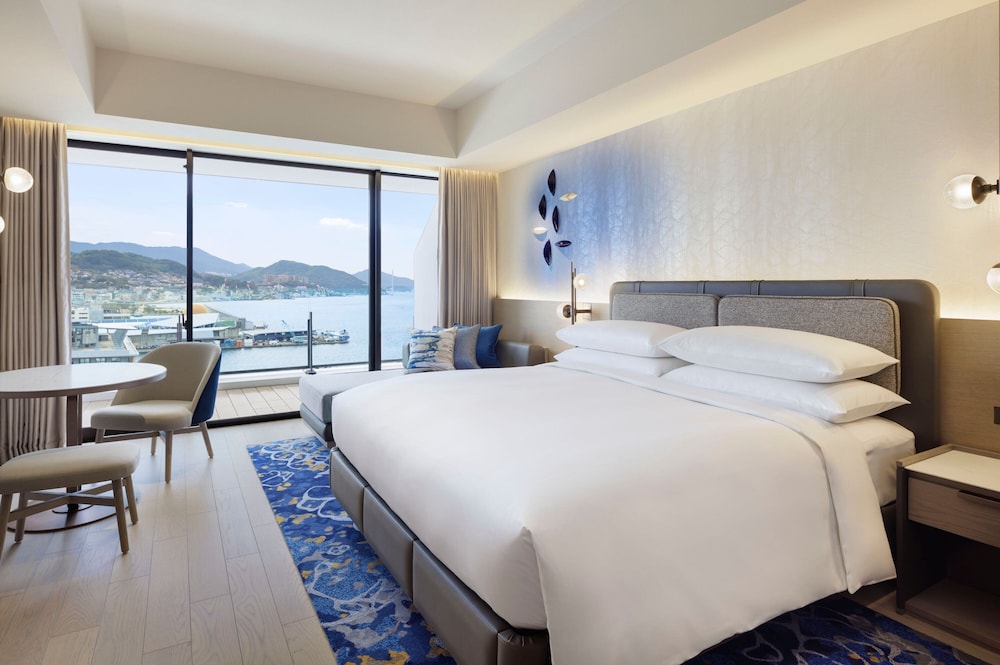 Premium, King Bed, Harbour View, Balcony