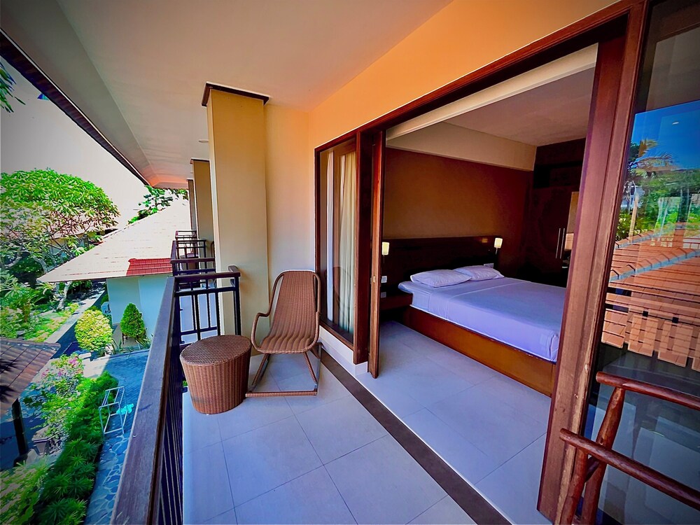 YULIA BEACH INN 38/67