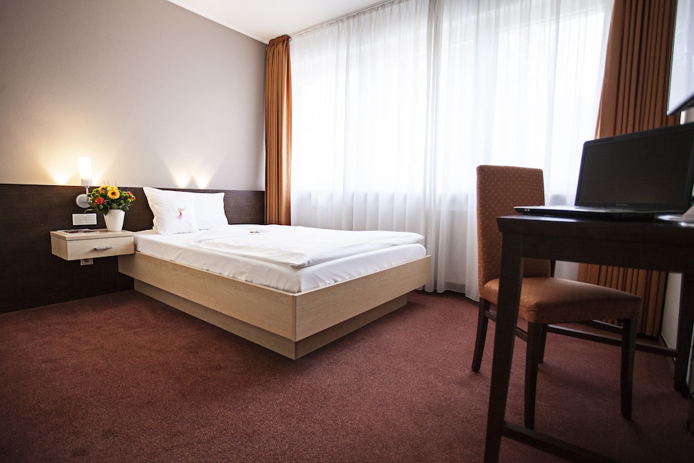Phonix Hotel 9/47