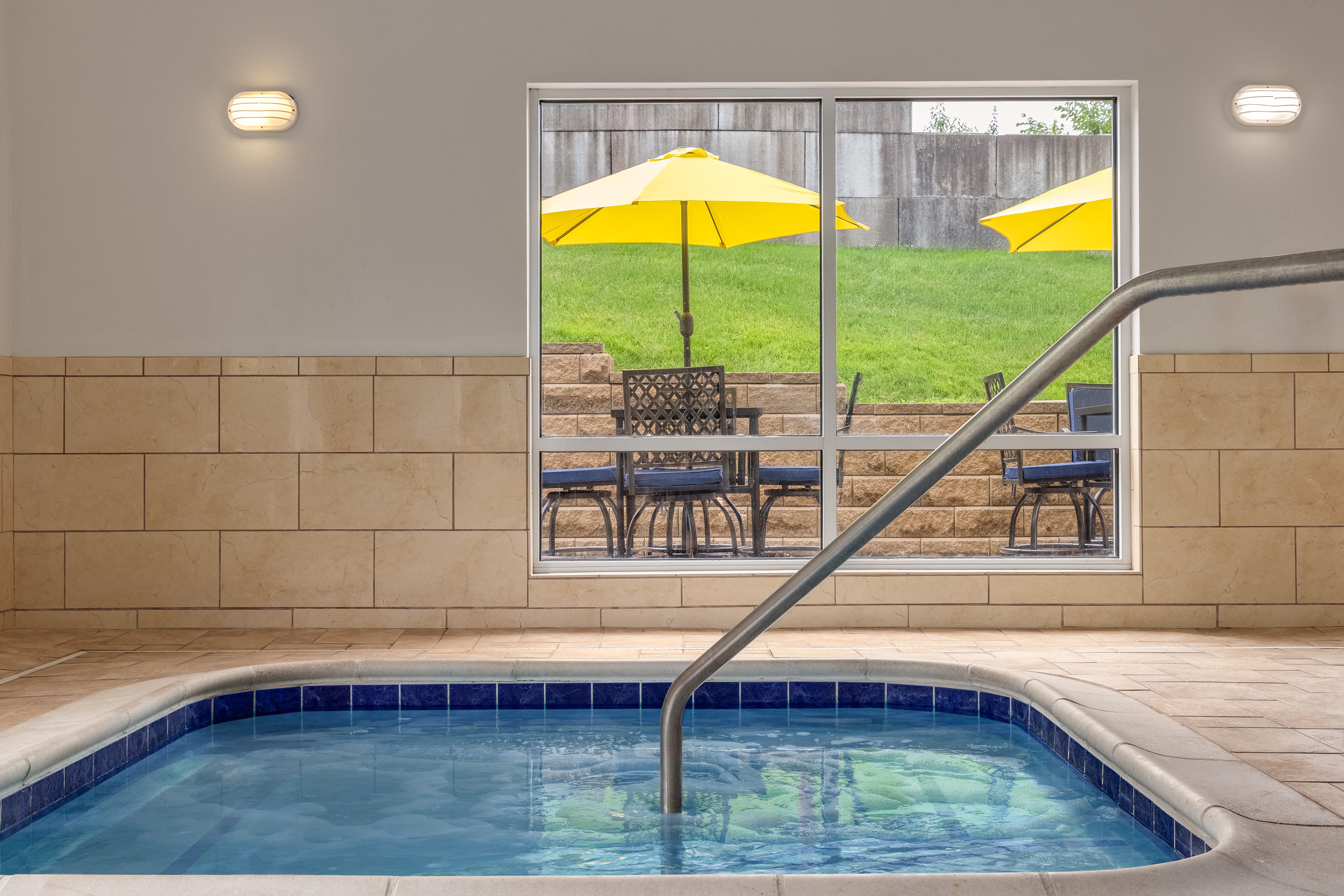 Holiday Inn Express & Suites New Martinsville 36/73