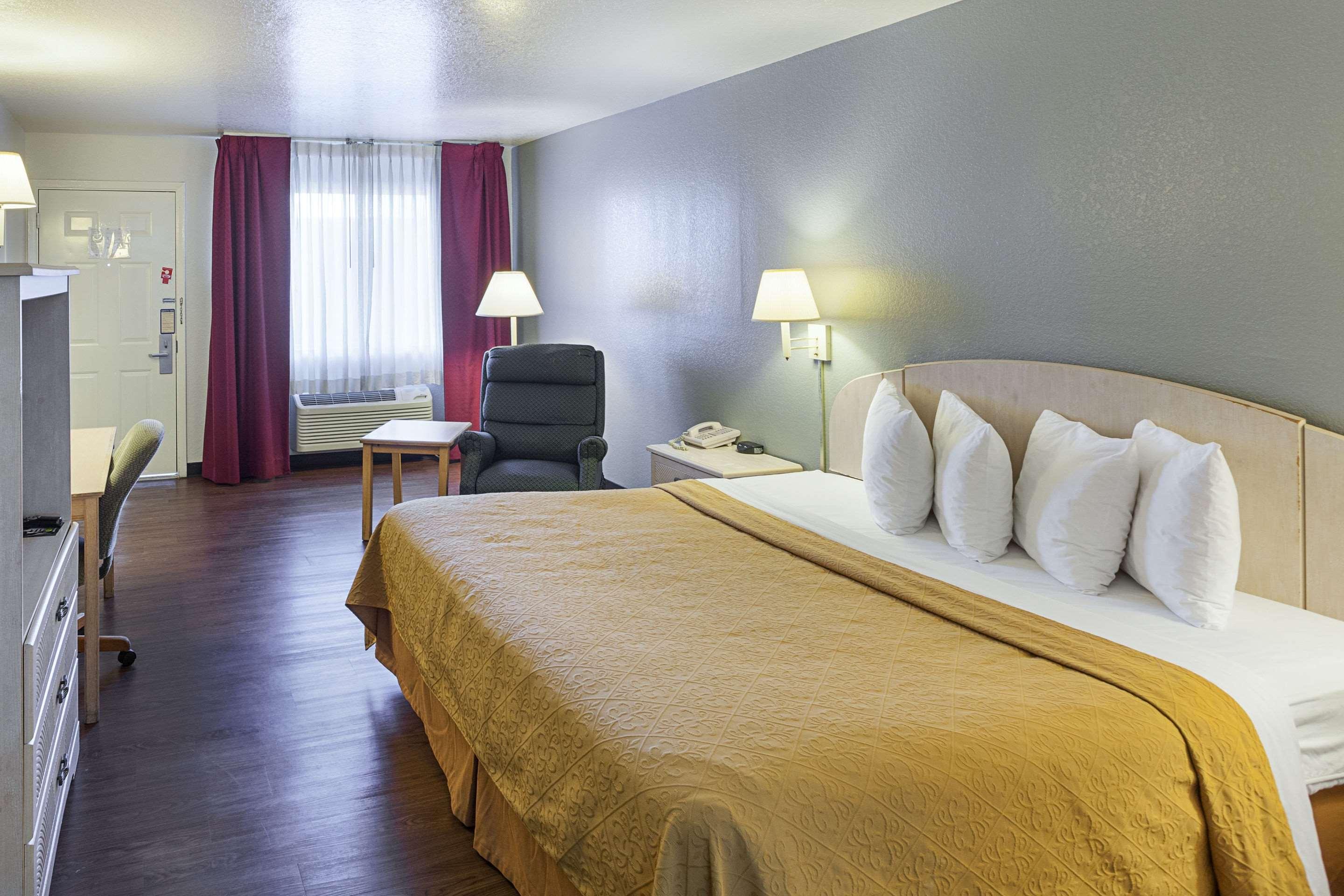 ROOM, KING BED
