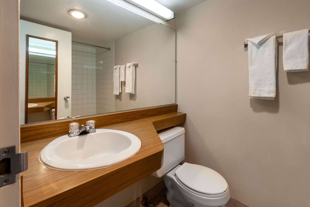Travelodge by Wyndham Cleveland Airport 35/36
