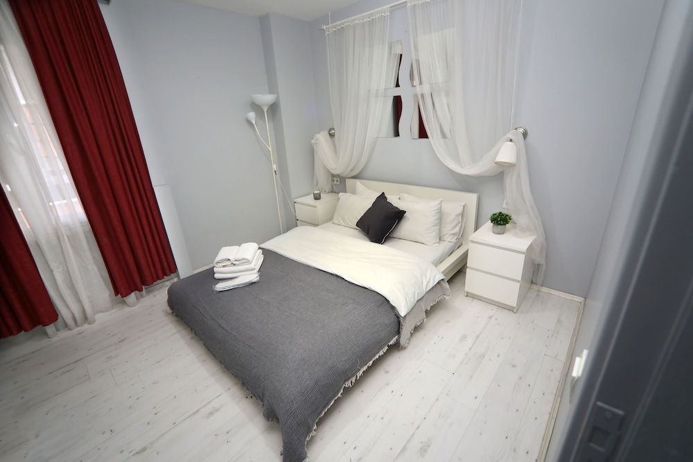 1 BEDROOM, SUITE