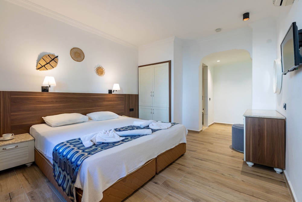 Bronze Hotel - Adults Only 10/32