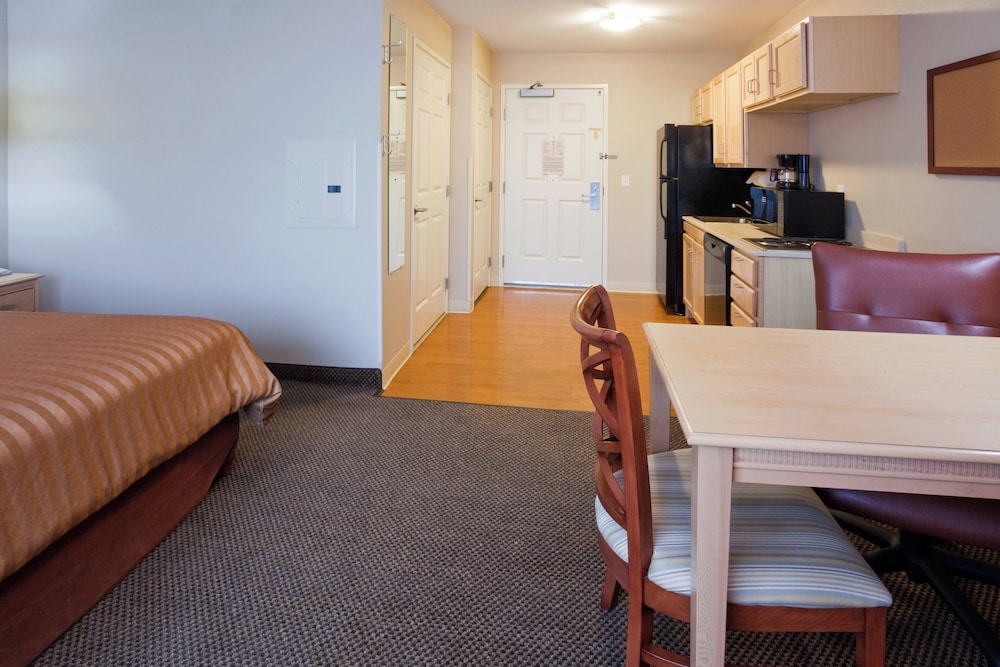 Candlewood Suites Milwaukee Brown Deer 22/29