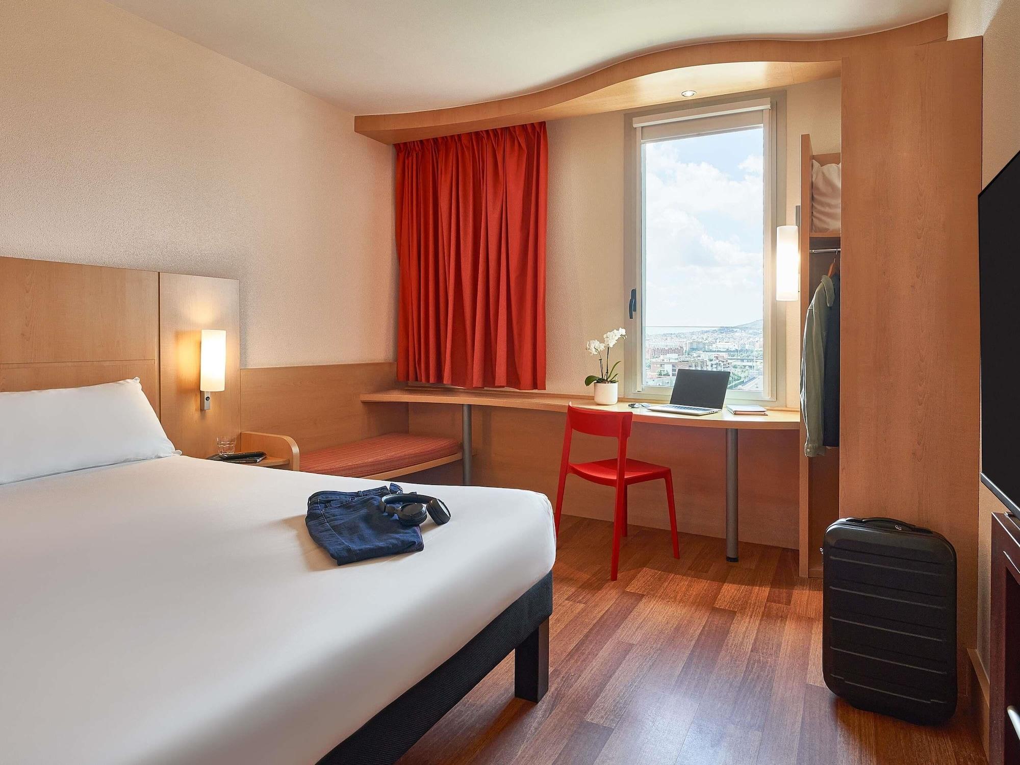 Standard, Multiple Beds, Ibis Barcelona Santa Coloma 2/7