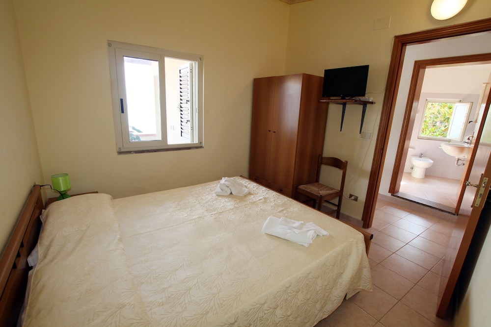 Room at Villaggio Residence Quattro Scogli, RICADI