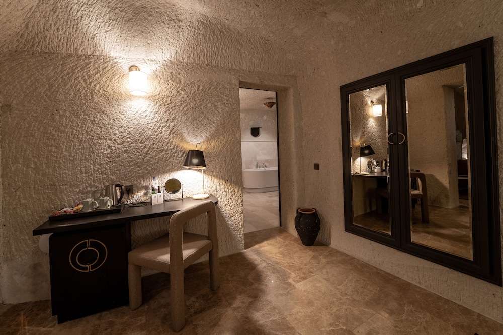 Artemis Cave Suites 23/64