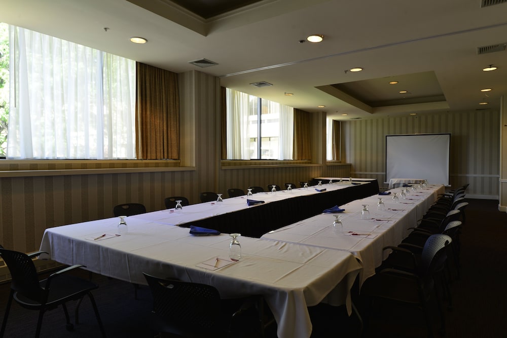 Holiday Inn Suites Pittsfield Berkshires 73/80