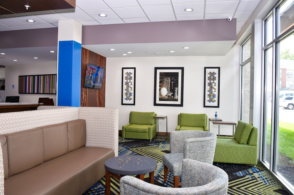 Holiday Inn Express and Suites Bensenville OHare 27/41