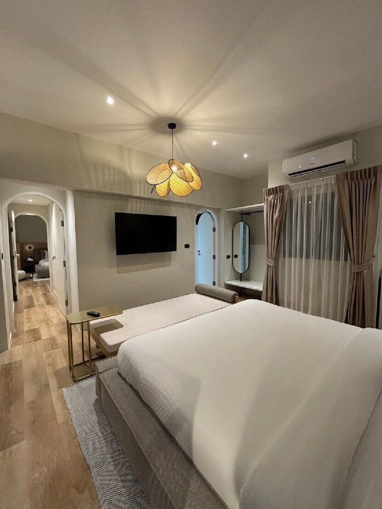 Suite, King Bed, Working Area