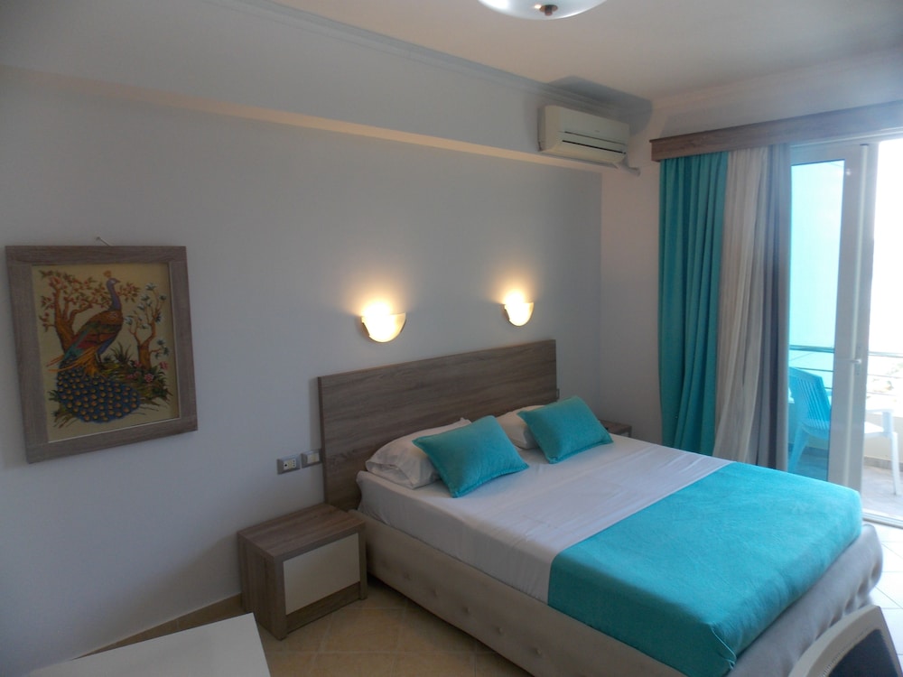 Hotel Oasis 12/50