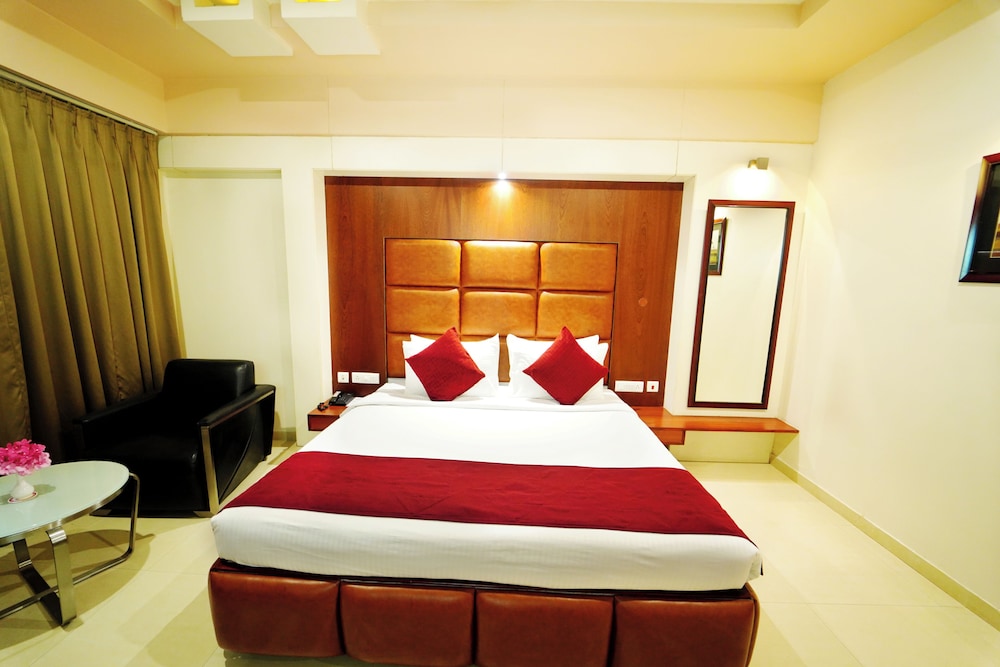 HOTEL EXCELLENCY 10/50