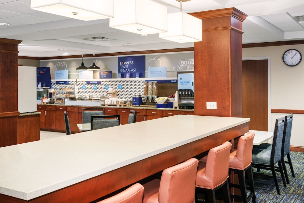 Holiday Inn Express Hotel Suites Hampton South Seabrook 54/78