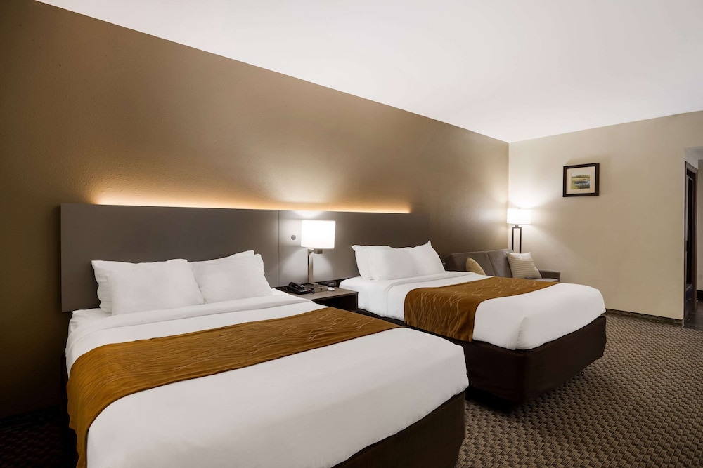Suite, 2 Queen Beds, Sofa, Comfort Inn & Suites Midway - Tallahassee West 3/7