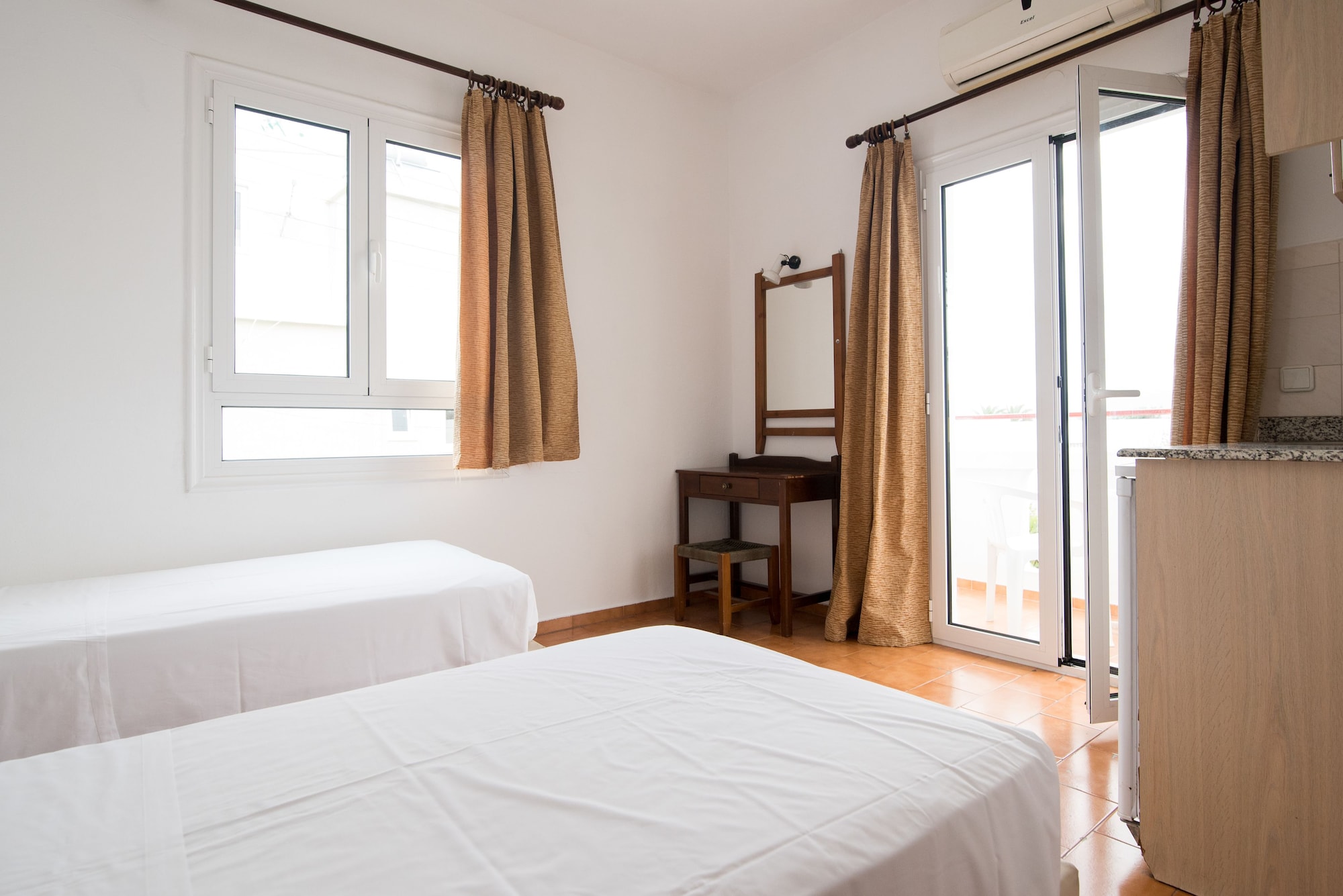 ECONOMY, STUDIO, TWIN BEDS