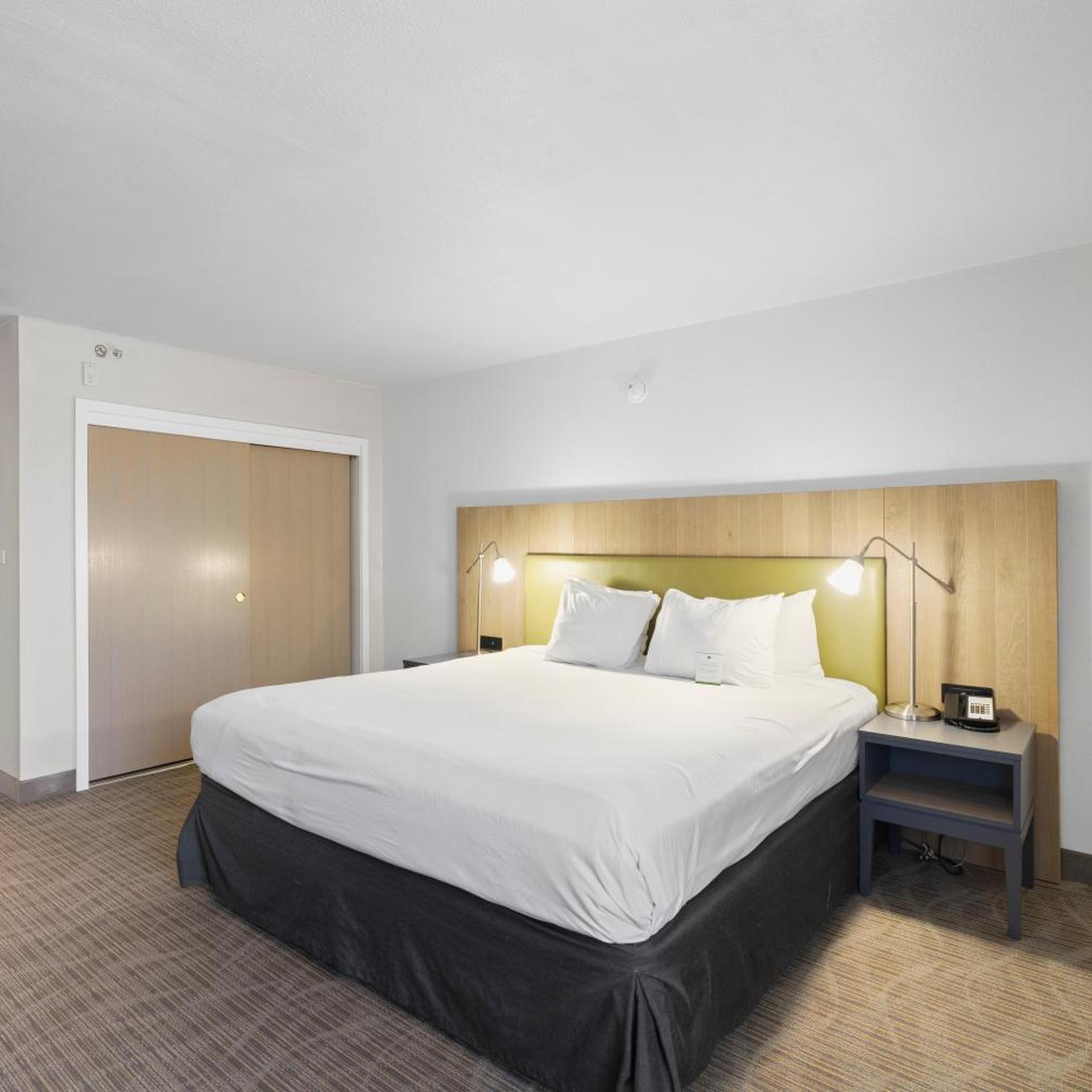 SUITE, KING BED