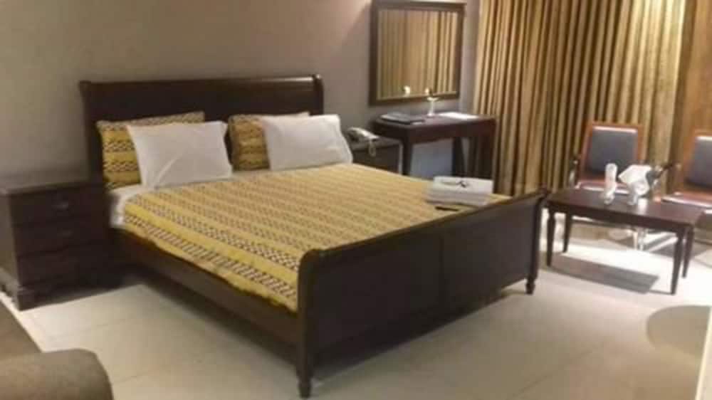 ROOM, SINGLE