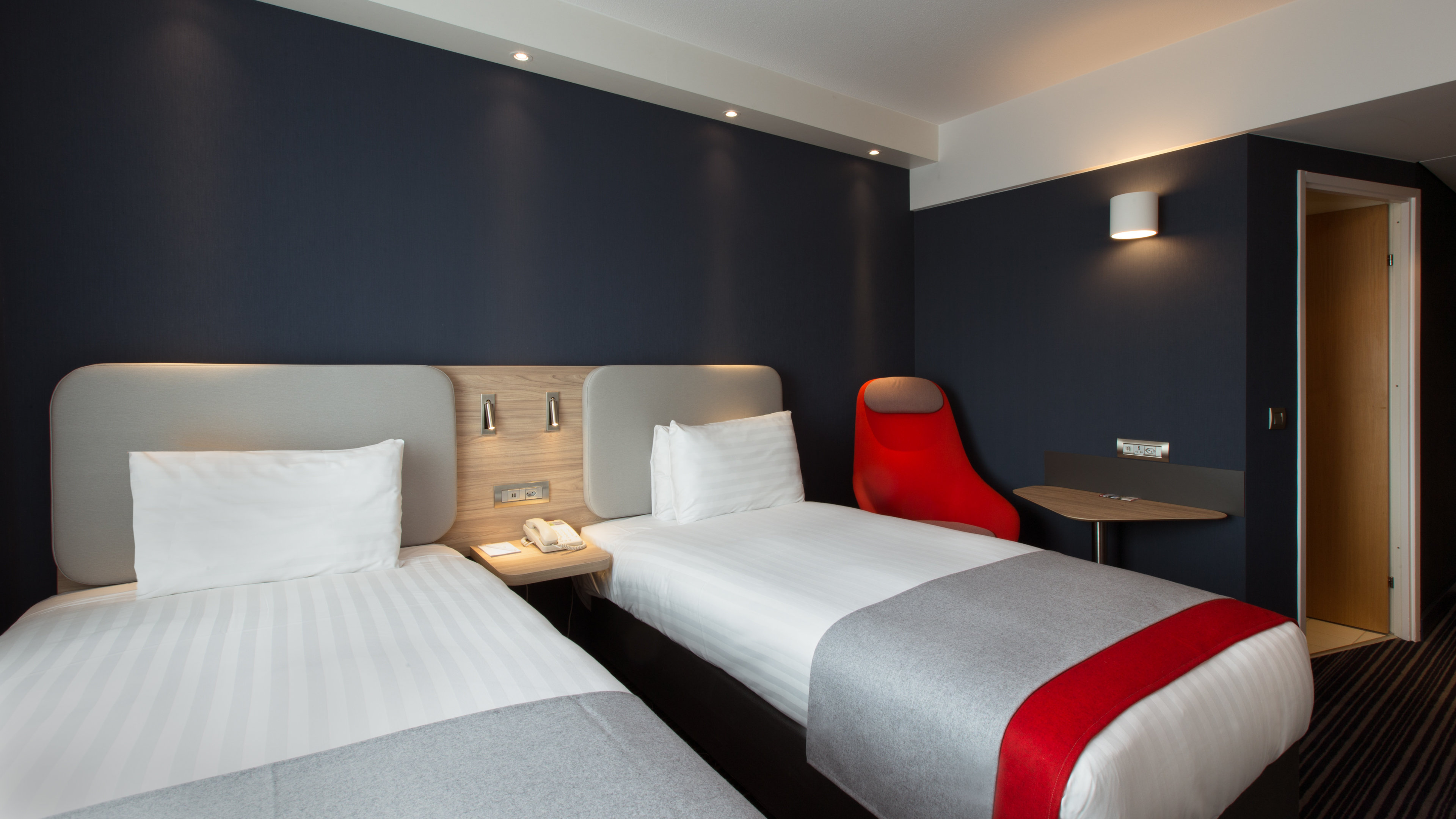 Holiday Inn Express Geneva Airport 9/39