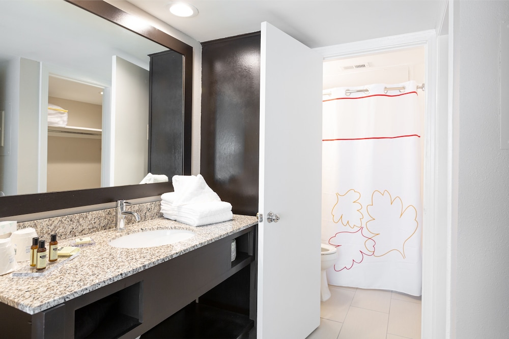 Craigshire Suites - Arlington 33/34