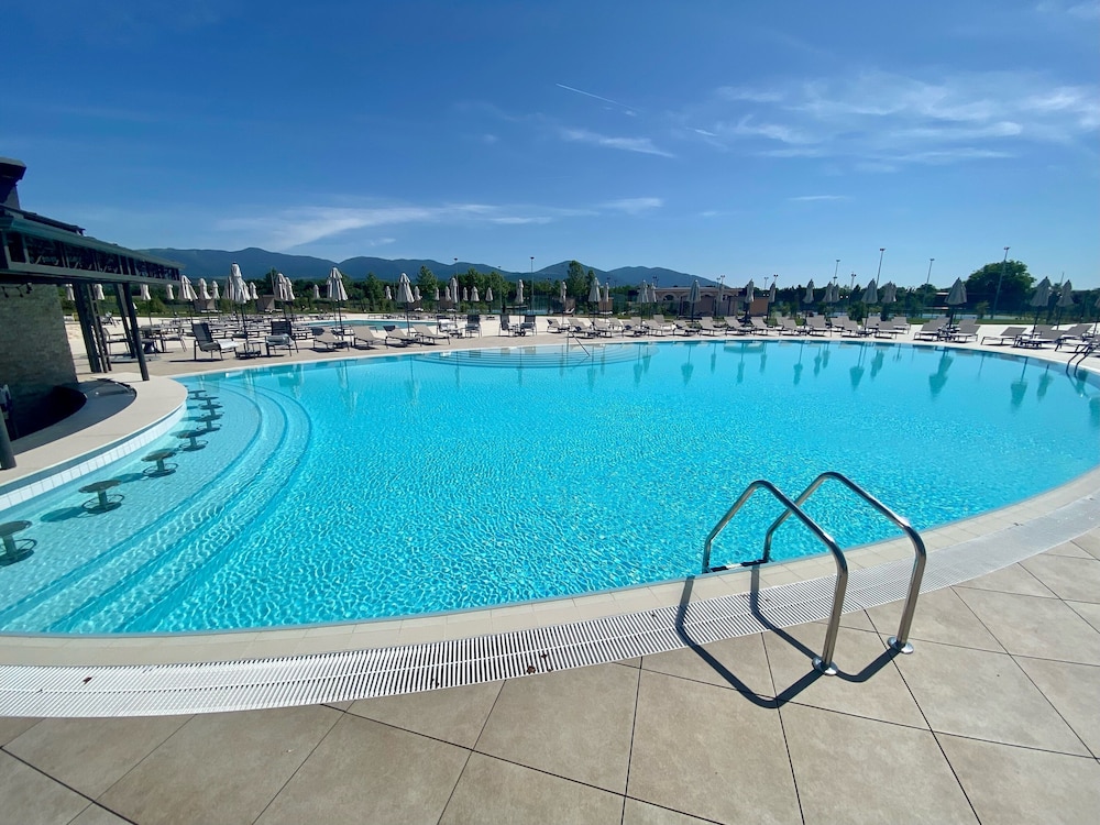 Kings' Valley Medical & Spa 25/50