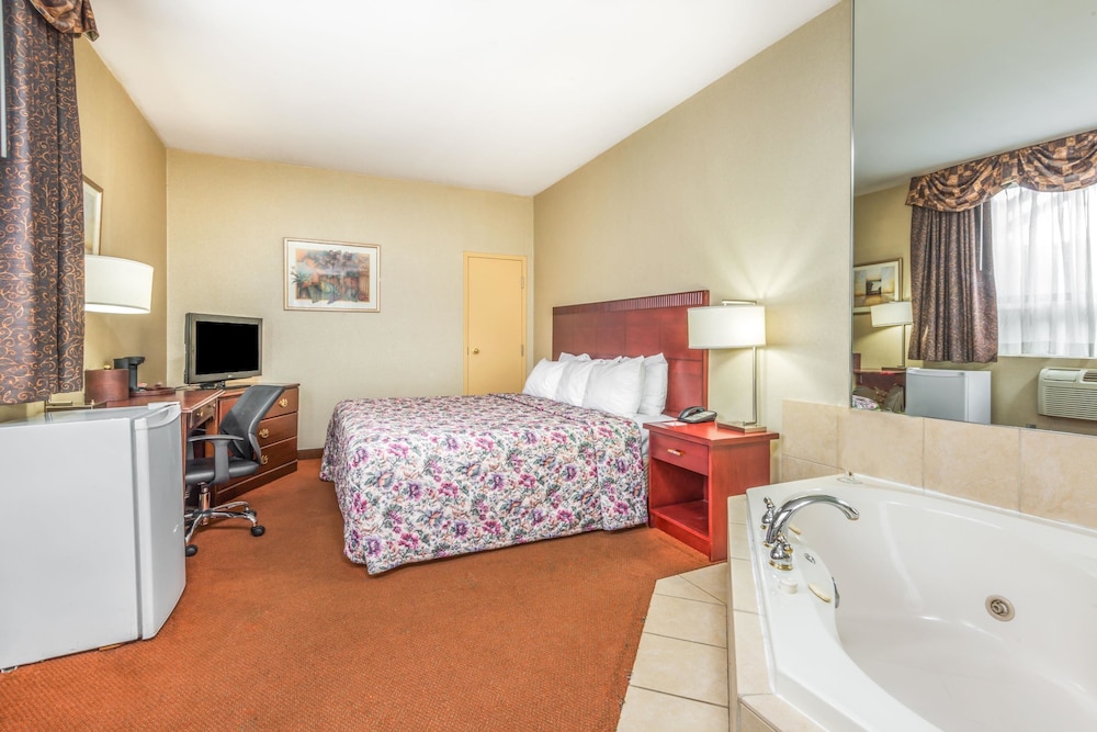 Howard Johnson by Wyndham Toronto Downtown West 9/18