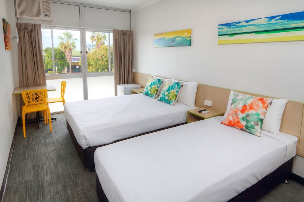 ECONOMY, 1 QUEEN AND 1 SINGLE BED, SHARED BATHROOM