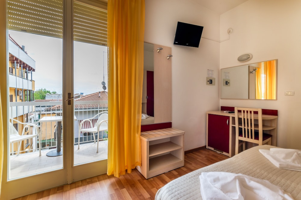 ROOM, QUADRUPLE