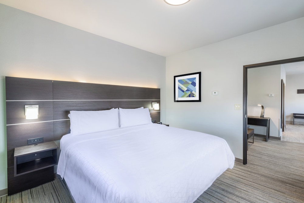 Holiday Inn Express Hotel Suites Guymon 11/69