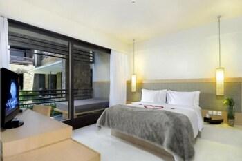 1 Bedroom, Suite, Queen Bed, Pool View, Balcony