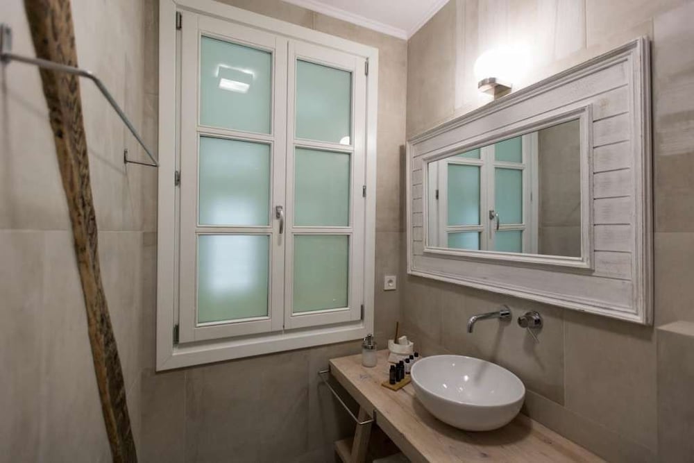 Amymone Suites 46/50