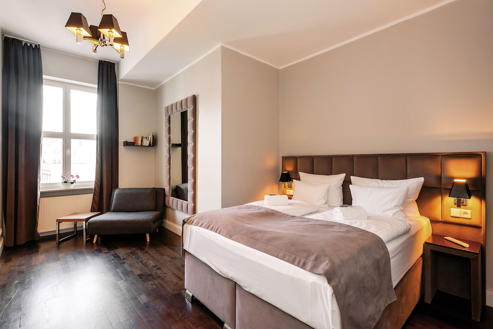 APARTMENT, KING BED, SOFA