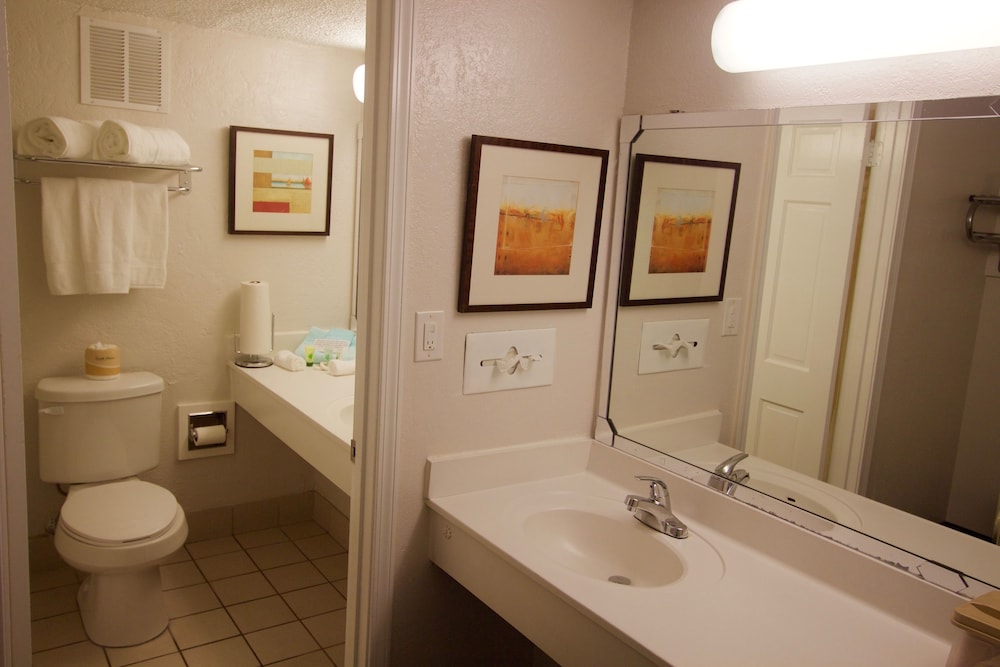 At Home Inn And Suites Pensacola 80/80