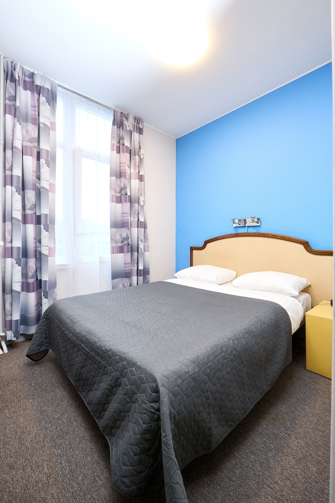 ROOM, SINGLE