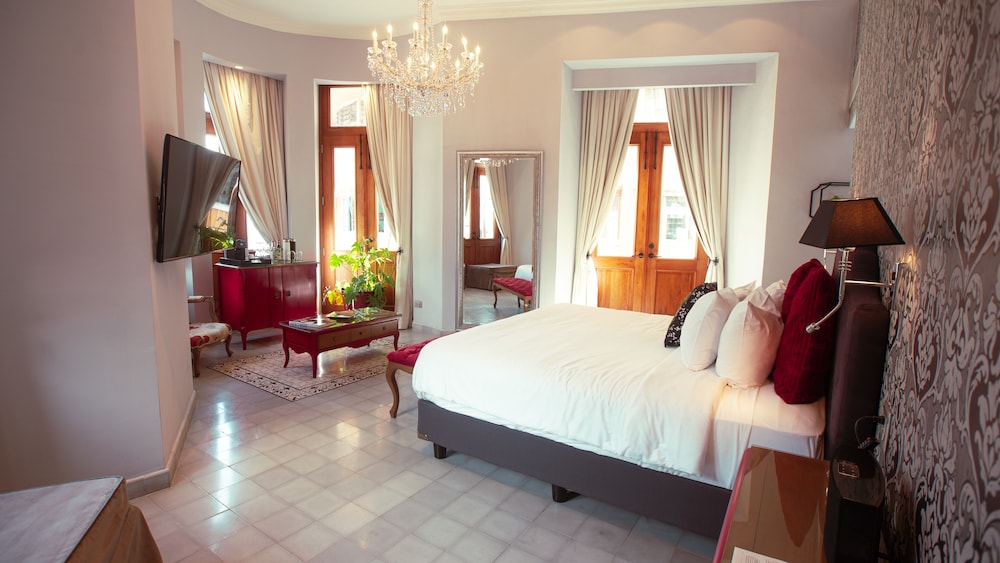 SUITE, KING BED, CITY VIEW, CORNER